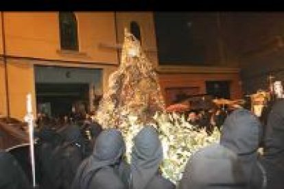 El intenso aguacero caído en la capital leonesa provocó que la procesión de La Pasión finalizase antes de la hora prevista. Los plásticos deslucieron la belleza de alguna de las piezas procesionadas.