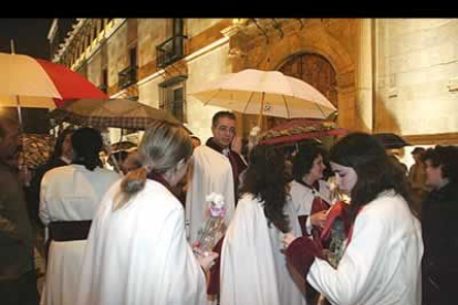 El desfile de la hermandad de Santa Marta y de la Sagrada Cena, tampoco pudo salir por culpa de la lluvia, lo que se reflejó en el rostro de sus cofrades.