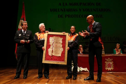 Los representantes de la Agrupación de Protección Civil recibieron ayer la condecoración en un acto en el Auditorio. FERNANDO OTERO