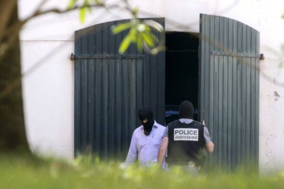 La Guardia Civil y la Policía francesa hallaron el pasado 28 de mayo un arsenal de armas y explosivos de ETA en un zulo de una vivienda ubicada en el centro de Biarritz (Francia).