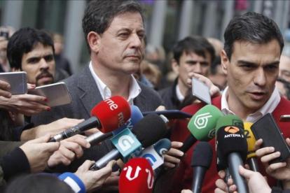 El secretario general del PSOE, Pedro Sánchez, junto al líder de los socialistas gallegos, José Ramón Gómez Besteiro, el pasado jueves en A Coruña.