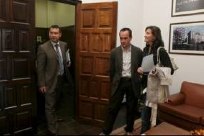 Reiner Cortés, ayer en el Ayuntamiento, junto a dos trabajadores de la Concejalía de Acción Social