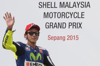 Valentino Rossi saluda a sus aficionados tras la conclusión del Gran Premio de Malasia.