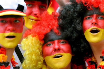 Aficionados alemanes animan a su seleccion en un partido de fútbol.