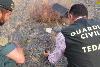 Un equipo de los Tedax de la Guardia Civil analizando el lugar donde apareció una bomba de la Guerra Civil.