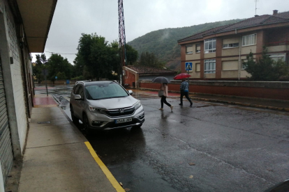 La lluvia también ha llegado también a Cistierna. DL