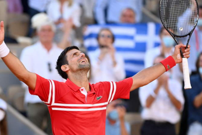 Novak Djokovic celebra su triunfo sobre la arcilla parisina. El que le proclama como nuevo monarca de Roland Garros. BLUMBERG