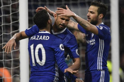 Hazard y Cesc congratulan a Diego Costa tras el tercer gol del Chelsea.