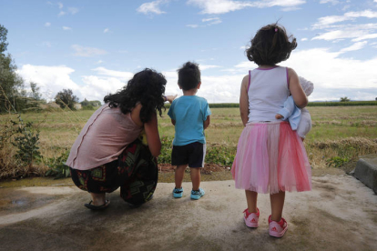 Ana Prieto con sus hijos en Santa María de la Isla, para un tema sobre conciliación familiar.