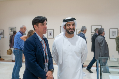 Muestra 'In our hands', presentada por el leonés Richard LeManz en los Emiratos Árabes. En la imagen, el leonés (I) charla con el jeque Bin Ahmed al QasimI. ICAL