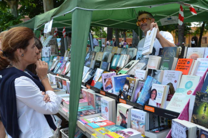 La Feria del Libro de Valencia de Don Juan llena el sábado y el domingo el Jardín de los Patos. MEDINA