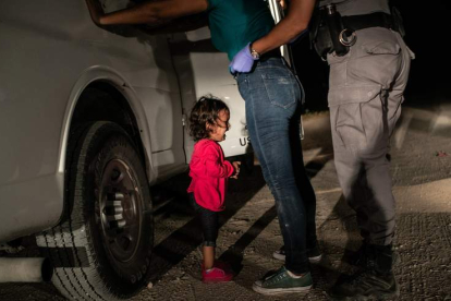 Una solicitante de asilo en EE UU de dos años llora mientras su madre es registrada y detenida. JOHN MOORE