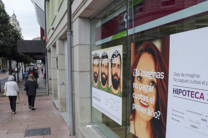 Anuncio de hipotecas de una entidad bancaria en Oviedo. J.L.CEREIJIDO