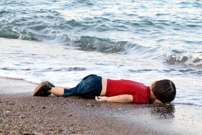 El cuerpo de Aylan Shenu, el niño kurdo que apareció ahogado en septiembre del 2015 en una playa turca.