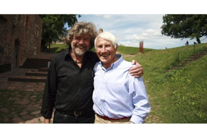 El legendario alpinista italiano Walter Bonatti (d) junto a su compañero y compatriota Reinhold Messner, en Italia.