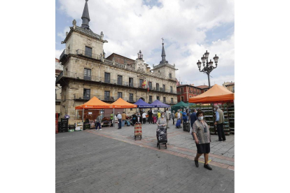 Mercado en la plaza Mayor de León, el miércoles. RAMIRO