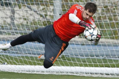 Casillas vuela para atajar un balón en un entrenamiento del Madrid en Valdebebas.