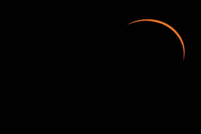 -FOTOGALERÍA- AME2822. MERLO (ARGENTINA), 02/07/2019.- Vista del sol cubierto por la luna durante el eclipse solar total, este martes, en la ciudad de Merlo, San Luis (Argentina). Cientos de personas se reunieron hoy para presenciar el eclipse total y parcial de sol que se pudo ver desde distintos países de América. EFE/ Nicolás Aguilera