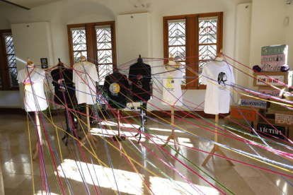Exposición ‘Haciendo visible lo invisible’ realizada por mujeres en el Ciami de Villaquilambre en Botines. MARCIANO PÉREZ