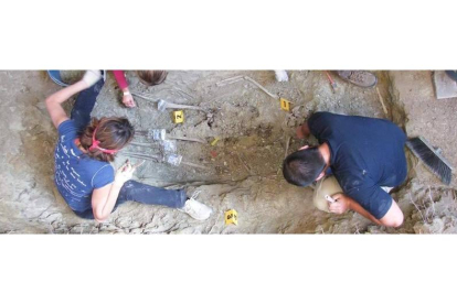 Los arqueólogos, durante los trabajos de exhumación realizados en 2010 en Vilavella, Lugo.