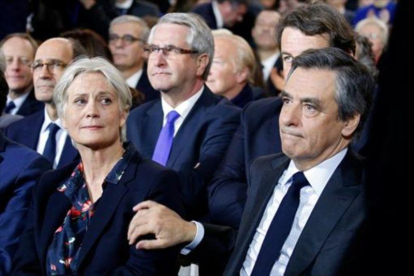 François Fillon y su esposa, Penelope, en un mitin político en París el pasado 29 de enero.