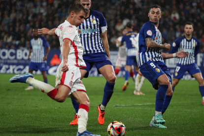 Carlos Calderón estará fuera de los terrenos de juego, como mínimo, hasta 2024 por una lesión muscular en el recto anterior del cuádriceps izquierdo. L. DE LA MATA