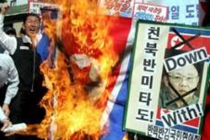 Manifestantes de Corea del Sur protestaban ayer contra el régimen vecino y su programa nuclear