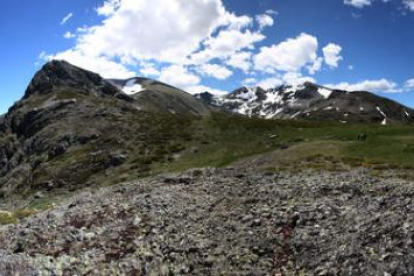 Imagen del pico Cuartas, en la cima de Tres Provincias, donde se levantará el futuro complejo invern