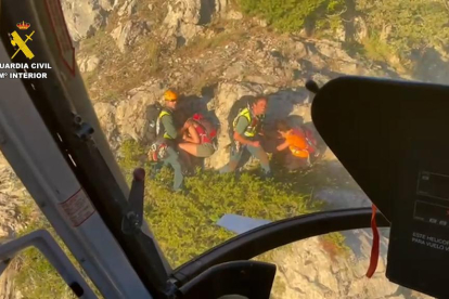 Agentes de la Guardia Civil socorren a los montañeros. DL