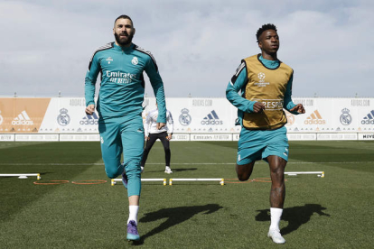 Benzema y Vinicius formarán hoy la pareja de ataque del Madrid ante el Chelsea. ANTONIO VILLALBA