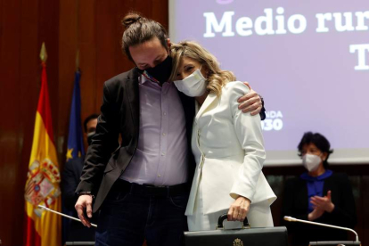 Pablo Iglesias abraza a Yolanda Díaz ayer, en el traspaso de la cartera de la vicepresidencia. MARISCAL