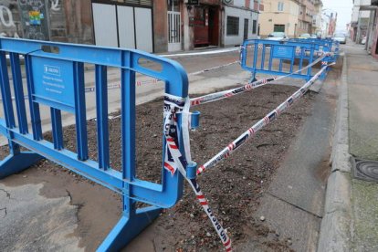 En la calle Delicias de Cuatrovientos se localizaron los reventones de las tubería de agua. L. DE LA MATA