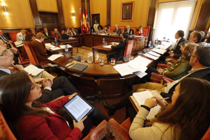 El Pleno municipal se celebró ayer a primera hora de la mañana en San Marcelo.