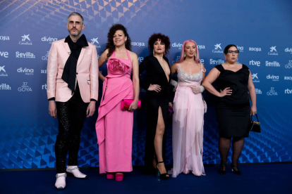 Melanie Antón, segunda por la derecha, posa con el equipo de La Piedad, nominados a mejor dirección de arte