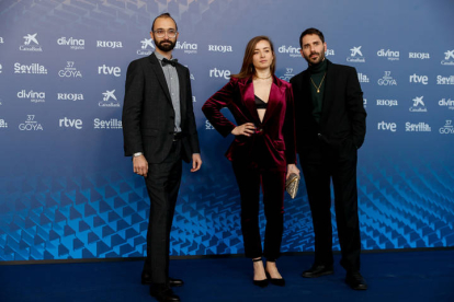 Rafael Arrojo, a la izquierda, productor nominado al mejor cortometraje documental por 'Trazos del alma' posa para los medios gráficos