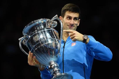 Novak Djokovic, con el trofeo de número 1 del mundo recibido en el O2 de Londres tras derrotar a Kei nishikori en el debut de la Copa de Maestros.
