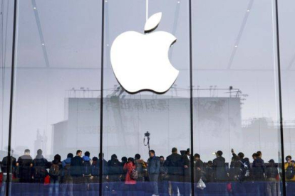 Miles de clientes hacen cola en una tienda de Apple en Hangzhou, China.