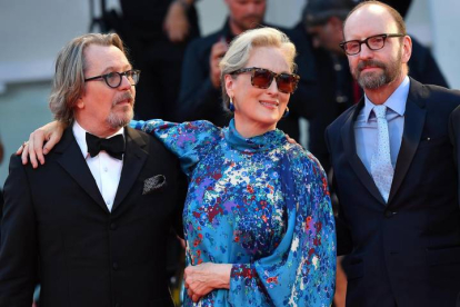 Gary Oldman (izquierda), Steven Soderbergh (derecha) y Meryl Streep durante la 76ª edición del Festival Internacional de Cine de Venecia, en Venecia de 2019. EFE/APA/ETTORE FERRARI