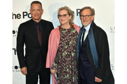 ctores estadounidenses Tom Hanks y Meryl Streep y el director estadounidense Steven Spielberg posan para los medios durante el estreno de The Post, en 2018. EFE/DANIEL DAL ZENNARO