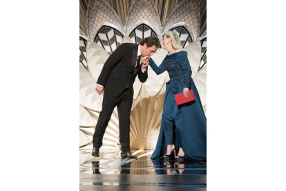 Javier Bardem y Meryl Streep en el escenario durante la 89ª ceremonia anual de los Premios de la Academia en el Dolby Theatre de Hollywood en 2017. EFE/EPA/AARON POOLE