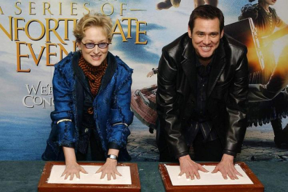 Los actores meryl streep y jim carrey estampan sus manos en cemento en Londres antes del estreno de la pelicula Una serie de catastróficas desdichas de Lemony Snicket, en 2004. IAN WEST