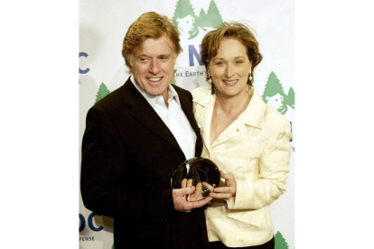 Meryl Streep entrega un premio al actor Robert Redford en un acto de 2004 en Nueva York. PETER FOLEY