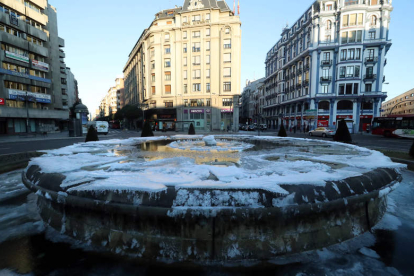La fuente de Santo Domingo, en León capital, amaneció ayer totalmente congelada. RAMIRO