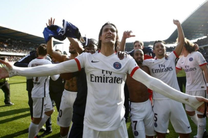 Edinson Cavani (en primer término) y el resto de jugadores del PSG celebran el título de Liga conquistado tras golear al Troyes (0-9).