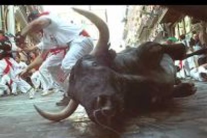 Los toros de la ganadería cacereña de Adolfo Martín protagonizaron, con una veloz y limpia carrera, el quinto encierro de los Sanfermines, en el que ninguno de los mozos resultó corneado.