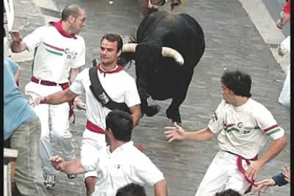 La ganadería de Torrestrella cumplió la previsión y su fama de peligrosa en la capital navarra. Los seis toros, con cien kilos de diferencia entre el mayor y el menor, concluyeron en más de cuatro minutos.