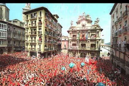 El tradicional chupinazo se lanzó como cada año desde el balcón del Ayuntamiento, teñida de rojo a la espectativa del 