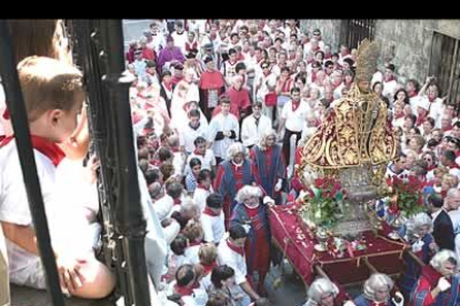 Miles de pamploneses salieron un año más a la calle de la ciudad para acompañar a la imágen del santo, que fue aclamada durante las dos horas de procesión.
