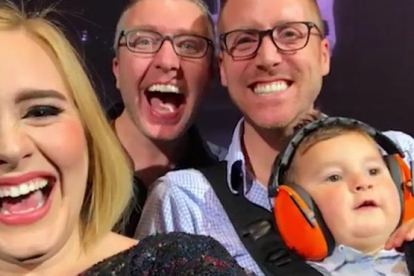 Adele se hace un selfi con unos padres gays y su bebé, durante el concierto de Toronto (Canadá).
