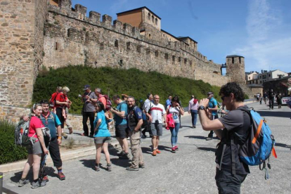 Turistas en el castillo templario de Ponferrada